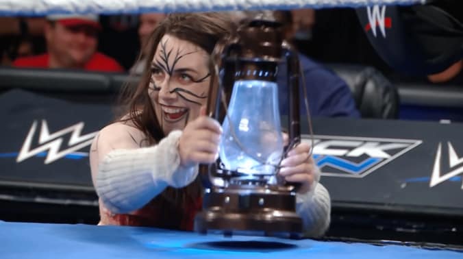 ランタンを奪い取るニッキー・クロス