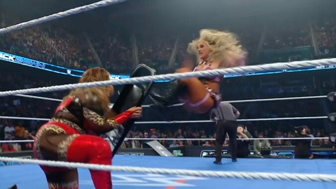 【映像】パイプ椅子越しに強烈ドロップキックで“即流血”の悲劇