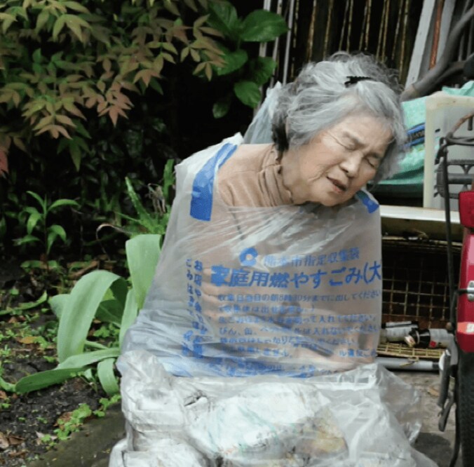 【笑撃写真】88歳自撮りの女王「面白おかしく過ごしたいから写真を撮る」 5枚目