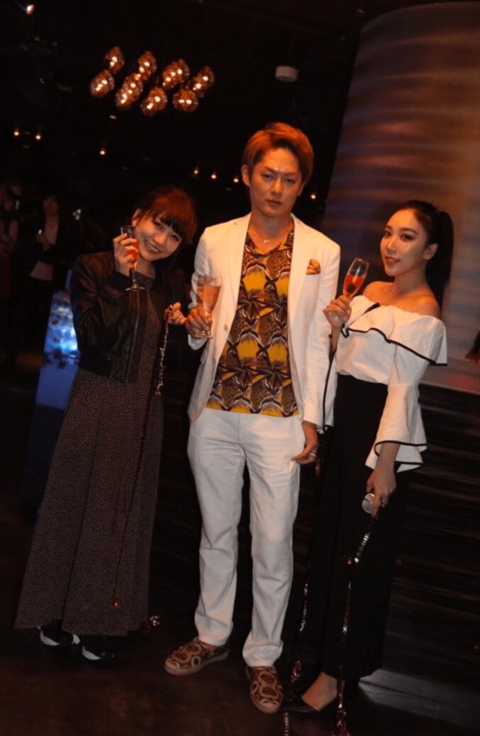 ざわちん、バブリーな誕生日会に参加　巨大シャンパンタワーに驚愕 1枚目