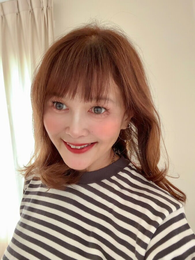  高見恭子、ヘアカット後の自撮りショットを公開「5センチぐらい切ってもらいました」  1枚目