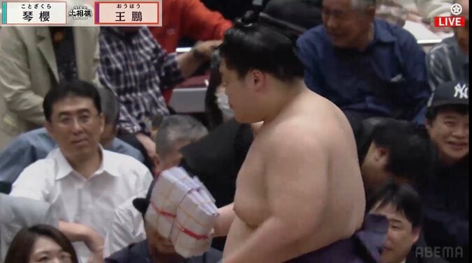 一体いくらよ？大関撃破で手にした「分厚すぎる」懸賞金