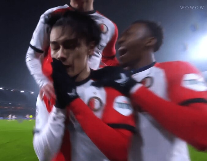 ゴールを喜ぶ上田綺世