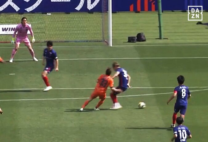 【写真・画像】「かわいい！」新潟FWの“独特すぎるチコチコPK”にネットざわつく「よくこれで蹴れるな笑」「唯一無二」「めっちゃ良いコース」超細かいステップで元同僚の逆を突いた瞬間　1枚目