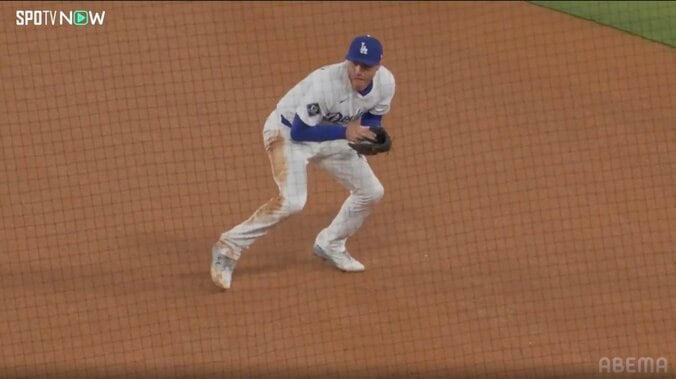 フリーマンが横っ飛び！ “魅せた”円熟の投内連携…首位攻防で光った「好守」、カーショーも“粋な合図”で称賛 3枚目