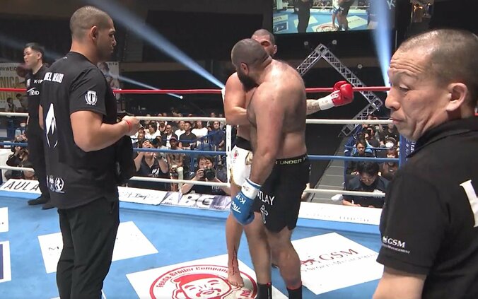 王者マチャドの右スネからは出血、イストラテの左足は真っ赤