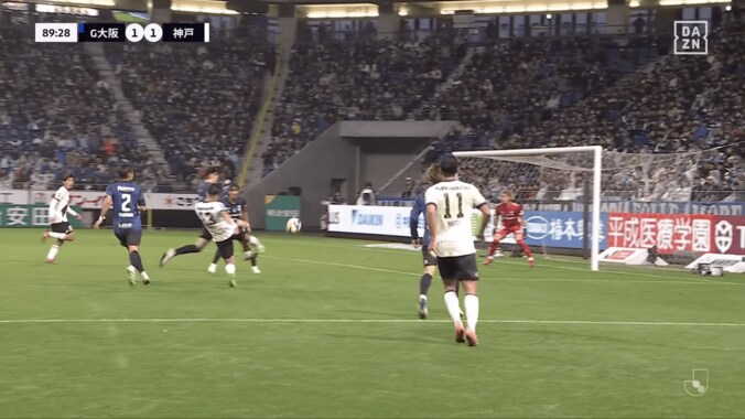 「何だこれ！」神戸FWの“スーパーボレー弾”に騒然「よく枠に蹴れるな」「月間ベストゴール候補」斜めからのボールを叩いた瞬間 5枚目