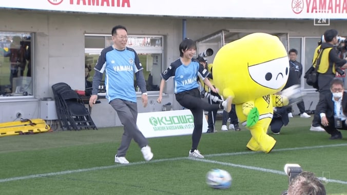 「モー娘にこんな可愛い子いたの？」17歳アイドルがJリーグ登場で脚光！弓桁朱琴の弾ける笑顔と“ふんわりキック”「眩しすぎる」「なぜかパネンカw」 3枚目