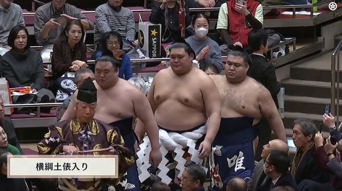 大の里の左脇に高橋克実