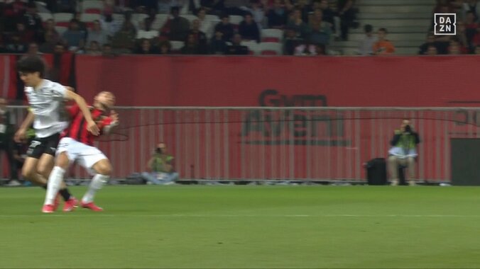 これでカード？中村敬斗がイエロー判定に抗議「意図的じゃないでしょ」相手の顔面を直撃する“誤爆エルボー”の瞬間 4枚目