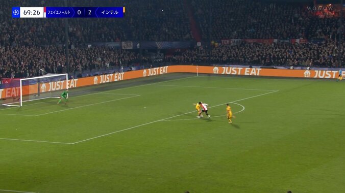 【映像】上田綺世、高速抜け出し→1対1を仕掛けてボックス内に倒された瞬間