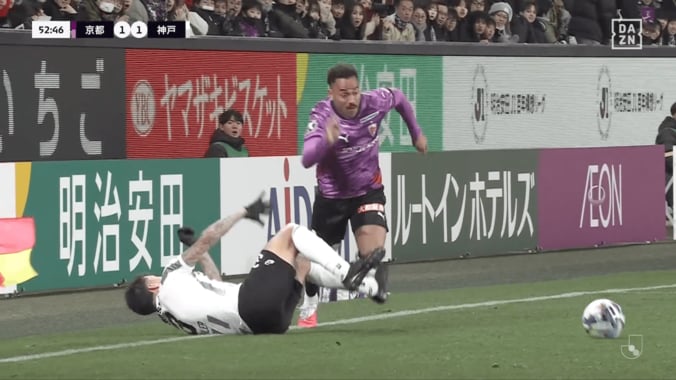「投げ飛ばした」「先にボールに触ってる」Jリーグで“物議を醸す判定”京都FWと神戸DFの接触でSNS紛糾「どっちとも取れる」 5枚目