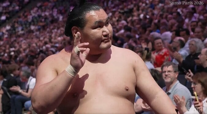 豊昇龍のこんな“素敵な笑顔”見たことない 横綱がパリ公演の声援に最高の“ファンサ”で応じる カメラが捉えた珍しい一コマ 2枚目