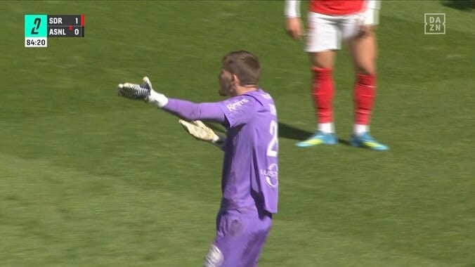 「PKやろ？」中村敬斗、疑惑のノーファウル判定に批判の声 昇格争う中カウンター浴び痛恨ドロー「思いっきり倒されてる」選手ら猛抗議 5枚目