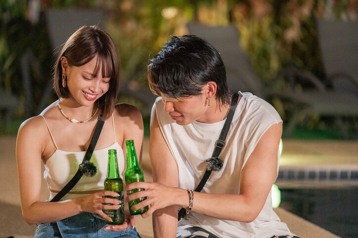 夜のプールでギュッと抱きしめ「俺を信じて」互いの気持ちを確かめ合う美男美女 