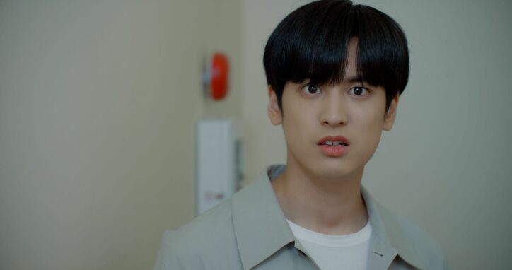 幽霊が見える能力を持つ女性と記憶を失ったイケメン幽霊とのファンタジーラブコメ、iKONのCHAN主演『同居人はイケメン幽霊!?』