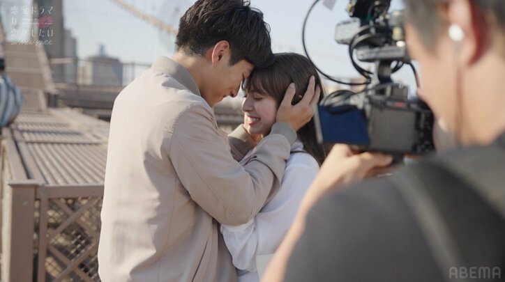 溺愛キスで照れすぎて密着…カメラが止まってもラブラブな主演男女にスタジオMCが悶絶大絶叫！