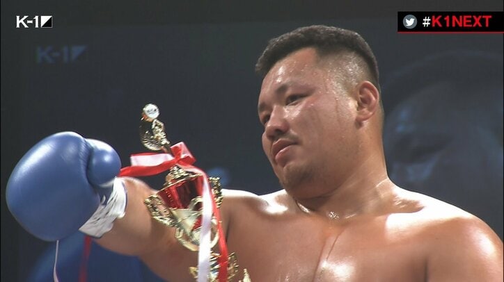 右カウンターを“ズドン”で129キロの巨体が崩壊 衝撃KOに「脳が揺れている！」実況絶叫