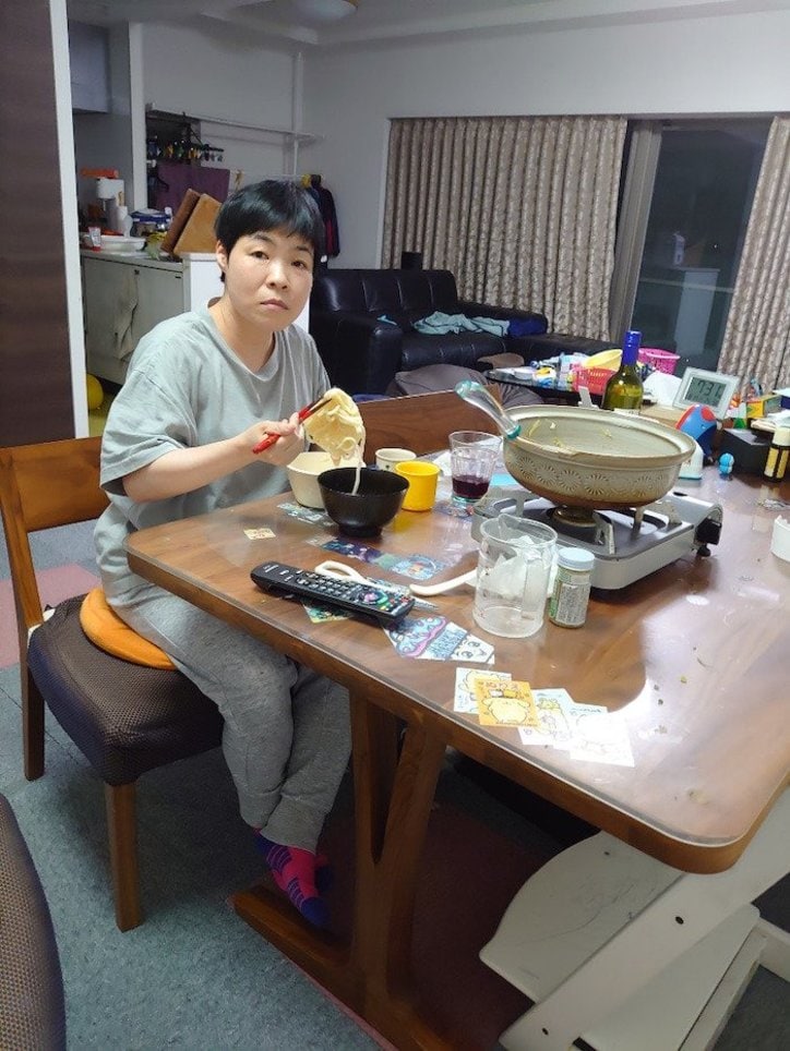 山田花子 長男が撮影した食事中の真顔ショットを公開 固まったうどんを食べてるとこ 話題 Abema Times