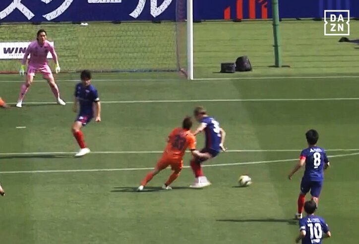 【写真・画像】「かわいい！」新潟FWの“独特すぎるチコチコPK”にネットざわつく「よくこれで蹴れるな笑」「唯一無二」「めっちゃ良いコース」超細かいステップで元同僚の逆を突いた瞬間　1枚目