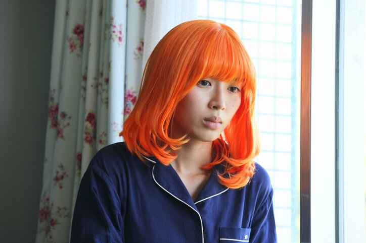 オレンジ髪の謎の女がサイン会を襲撃！人気作家が刺される衝撃の展開に反響「野島伸司脚本マジック」「まさかの展開」『何曜日に生まれたの』第8話