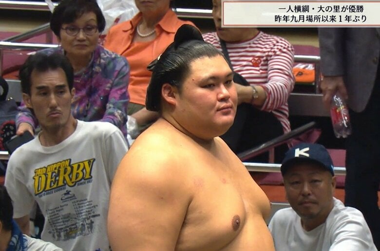 「ガタイよすぎ」「元関取かと」大の里、副賞授与式で“まさか”の人物 「カップも大使も横綱級」驚きと感嘆の声も