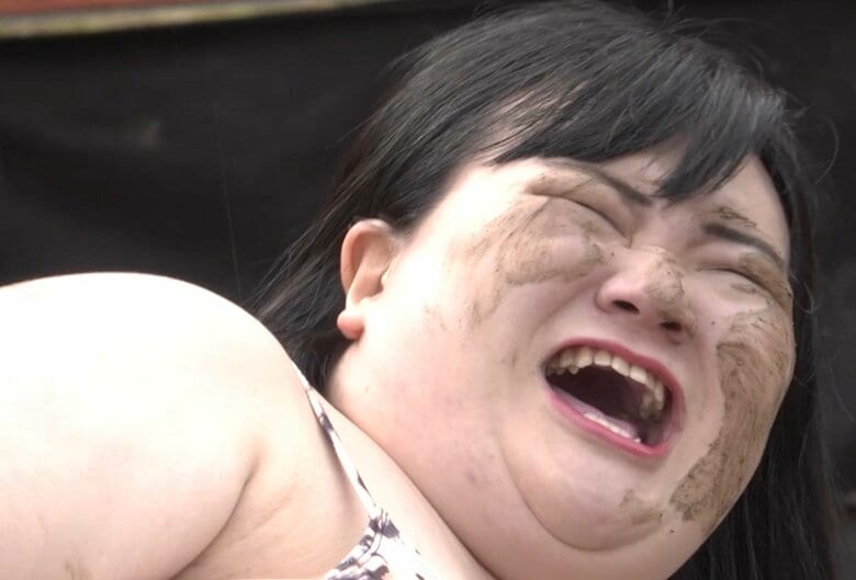 オダウエダ植田、セクシーなビキニ姿で泥まみれに「見えますから」「おいおいおい！」ツッコミ殺到