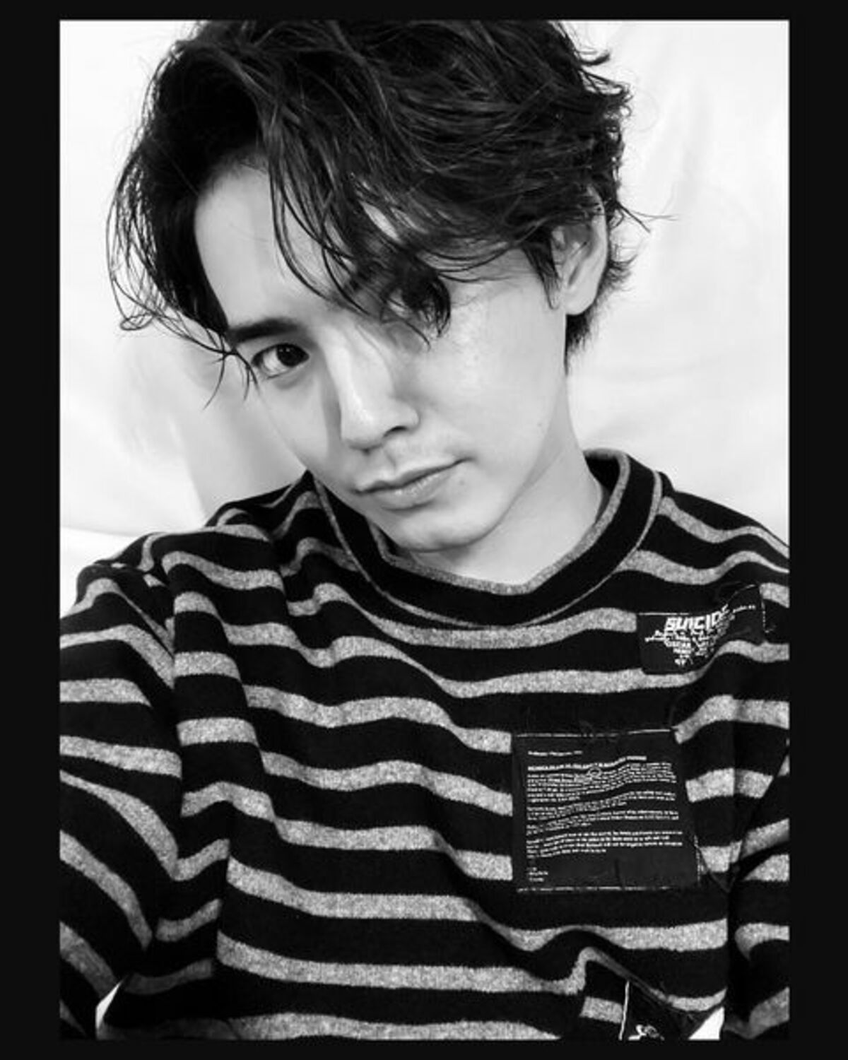 よせさん優勝」「拝むしかない」片寄涼太のモノクロイケメンショットに