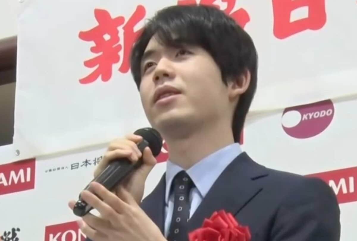 飛翔』『雲外蒼天』…藤井聡太棋王の揮毫にはどんな意味が込められて 