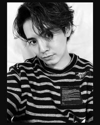 「よせさん優勝」「拝むしかない」片寄涼太のモノクロイケメンショットにファン悶絶