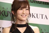 山本彩、アッシュヘアのセルフショットを公開「お人形さんみたい」