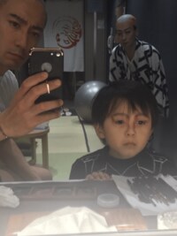 海老蔵、長男・勸玄くんに隈取りを施す　成田屋の血に将来を期待する声殺到