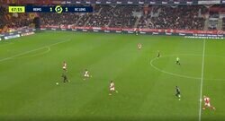 「変態スピード！」「速すぎるだろ」伊東純也が爆速スピードで全速力ラン→30メートルを一瞬で詰めて“弾丸プレス”を炸裂した瞬間　速すぎて相手を追い抜く驚愕プレー