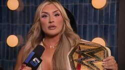 「気合い入りすぎ」“元体操”金髪女子レスラーのファッションが話題…“コメントのみ出演”でもド派手衣装に現地はガッカリ、視聴者は大興奮