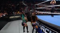 「内臓潰れる」100キロ超“可愛い怪獣”女子レスラーが決死の大ジャンプ…パツパツスーツで命知らずの“一回転キャノン砲”にファン驚愕