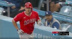 一体、何が起きた…？ 大谷の“兄貴分”トラウトが刺された直後に見せた“表情”にファン騒然 「何だ、あの返球」「さすがにムカつくだろ」