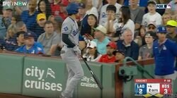 何があった…？ 大谷翔平の打席で“想定外のハプニング”「激レアw」 ベンチに慌てて戻る“珍プレー”… ファン騒然