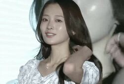 “ミス東大”タレント・神谷明采、スタイルの良さが際立つワンピース姿で堂々ランウェイ！「東大受験より全然緊張」