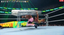 前代未聞の凶器攻撃！ 元五輪レスラー、巨大ラダーをスープレックスで…驚異の身体能力と“発想力”にファン驚愕