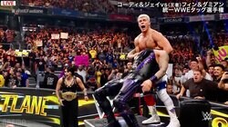 凶器が相手に誤爆→実況席に必殺技炸裂！ 新タッグ王者誕生の白熱マッチに「エグい」「1試合目からテーブル壊すのか」ファン熱狂