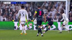 「世界最高のゴール！」8万人が息をのむスーパーゴール炸裂の瞬間　研ぎ澄まされた左足の一撃に「鳥肌」「理不尽だよこんなの」