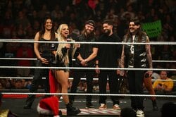 不仲説を一蹴？ 人気美女レスラーら「悪の軍団」が笑顔でクリスマスコス…ギャップ全開の集合ショットにほっこり