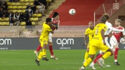 「赤だろ」「やりすぎだって」南野拓実、脇腹に食い込む強烈タックル受けピッチに転倒悶絶「意図的に突き飛ばしてるな」「ドキッとする音が...」