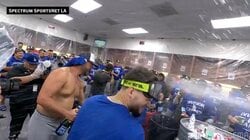 大谷翔平からシャンパン集中砲火を浴びた“意外な人物”…カーショーらチームメイトが絶大信頼寄せる“古参日本人スタッフ”も美酒に酔いしれる