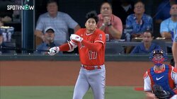 「大谷くん史上1番かわいいHRだったのでは」 大谷翔平、フルスイングで飛んだ自分のヘルメットにびっくり!?の42号にファンが“キュン”