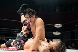 しなやかなロープワークからのドロップキック！THE RAMPAGE武知海青、プロレスラー役を好演