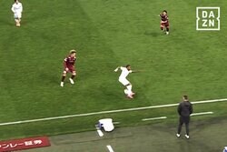 お尻コントロール！？“変態テクニック”にファン驚愕「三笘薫の期待値」「狂ってる」長崎FWが神ターンから爆発的加速