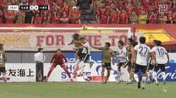 「ファールだろ」フライング顔面エルボーが見逃しに「肘当たってるな」危険なプレーにファン怒り