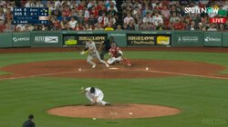 危ない！！痛烈打球が吉田正尚同僚投手の頭部をかすめた間一髪シーン　打球速度101.7マイルのピッチャー返しを超絶回避