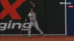 吉田正尚、フェンス際で見せた超美技 目一杯ジャンプに「吉田の守備素晴らしい」と絶賛続出